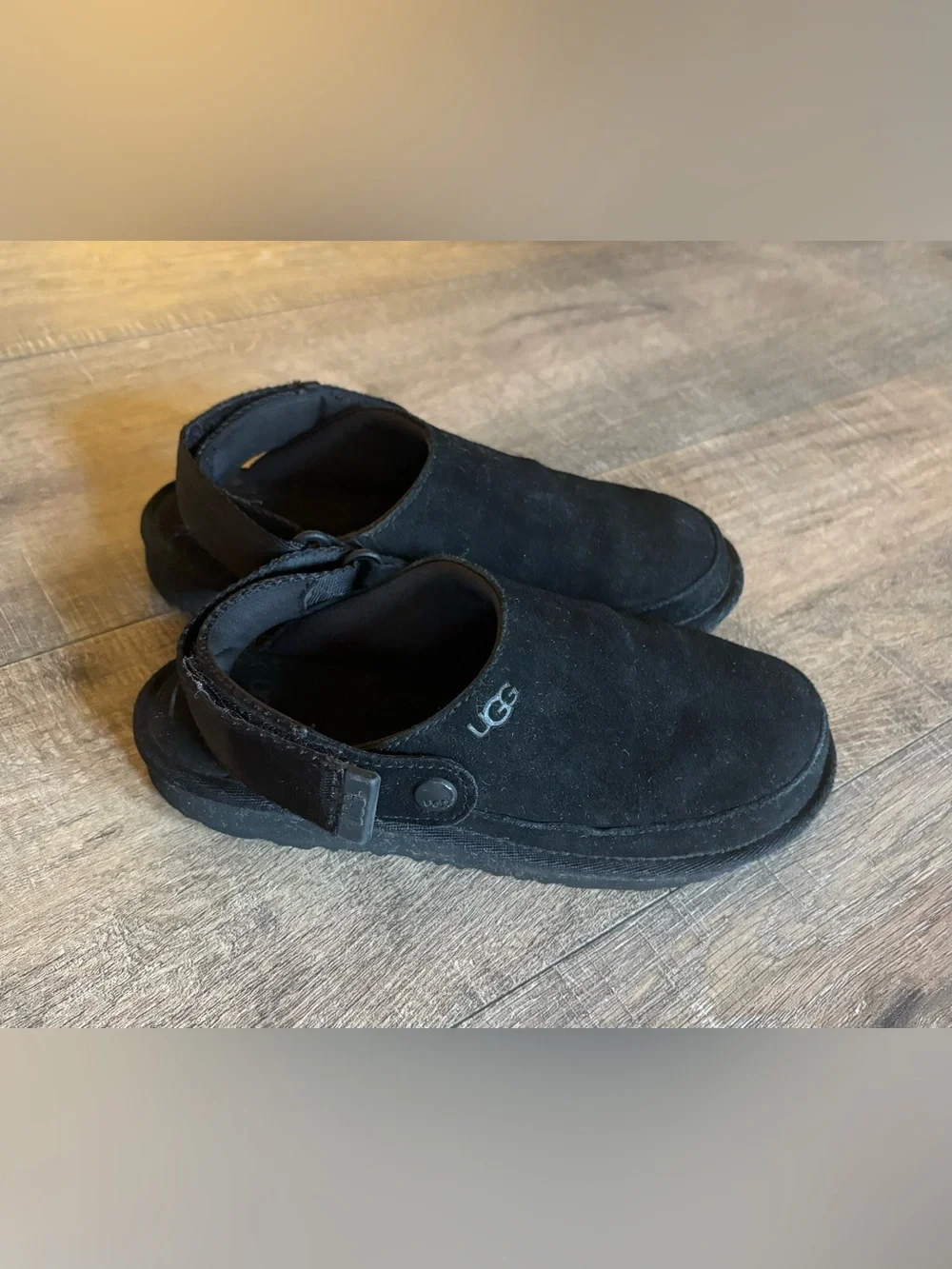UGG goldenstar girl’s size 2 black slip on clog slippers with swivel heal strap